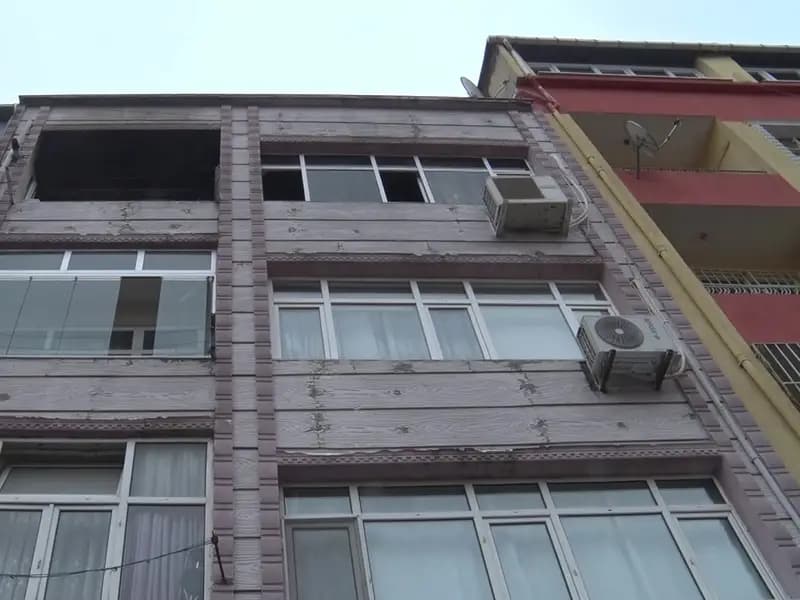 İstanbul'da Eşini Öldüren Zanlı Evi Ateşe Verdi
