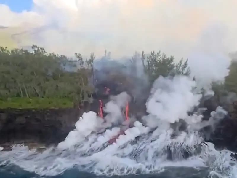 Piton de la Fournaise Yanardağı'ndan Lavlar Okyanusa Taştı