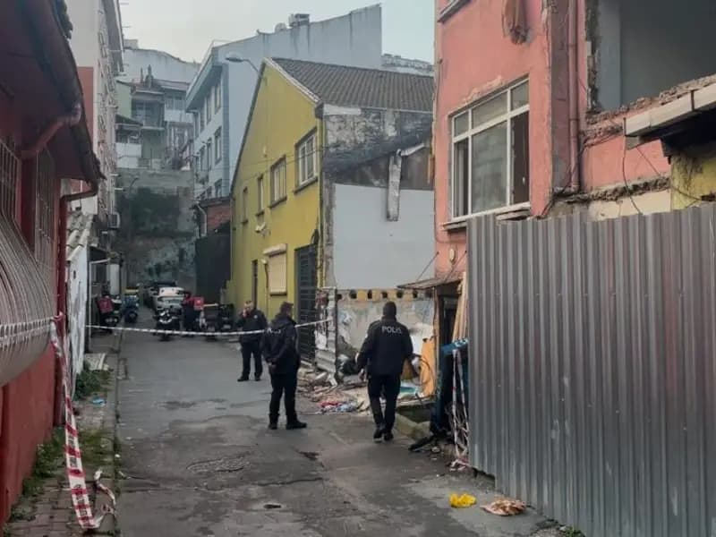 Beyoğlu'nda Sabah Saatlerinde Yangın: 1 Yaşındaki Bebek Hayatını Kaybetti