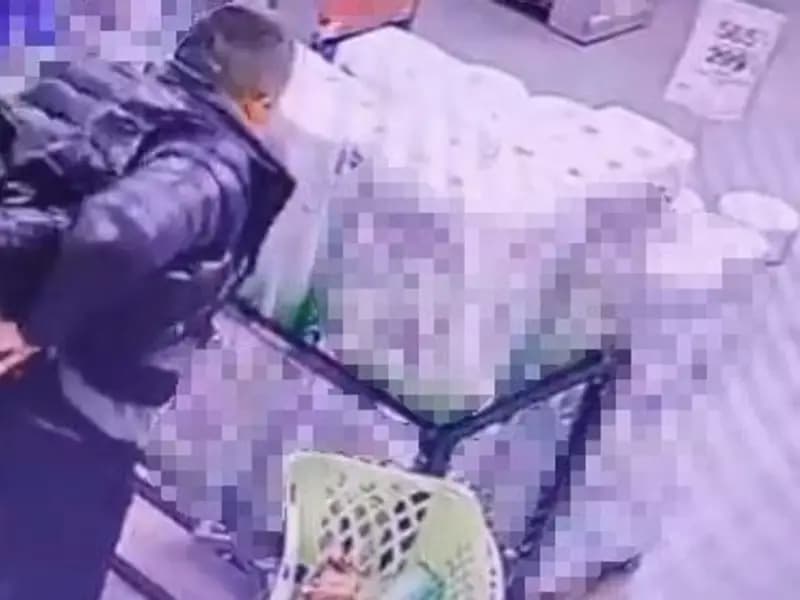 Esenyurt'ta Zincir Marketten Alkol Hırsızlığı Kamerada Kaydedildi