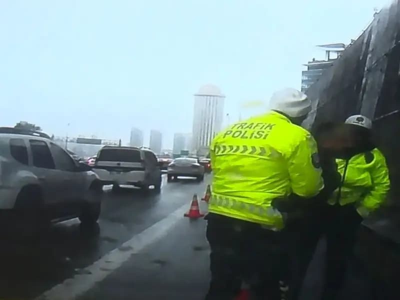 Küçükçekmece'de Sürücü Boğulma Tehlikesi Geçirdi, Polis Kurtardı