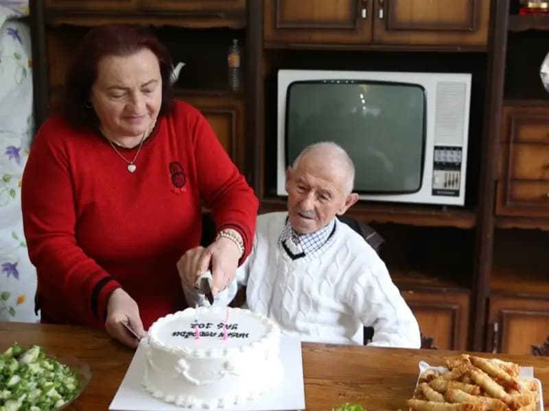 102 Yaşındaki Hüseyin Aydoğan'a Sürpriz Doğum Günü Kutlaması