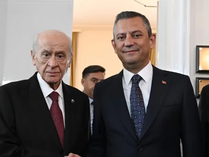 Bahçeli, Kadir Gecesi'nde Özgür Özel'i Telefonla Tebrik Etti