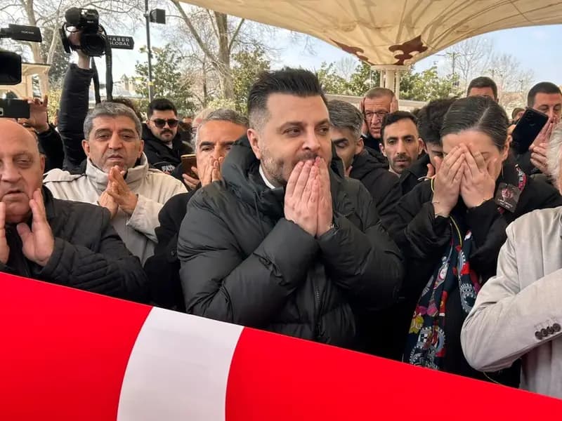 Usta Tarihçi İlber Ortaylı Son Yolculuğuna Fatih Camii'nden Uğurlandı