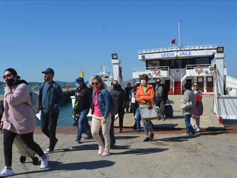 Midilli Adası'nda Çiftçi Protestosu: Yolcular Zor Durumda