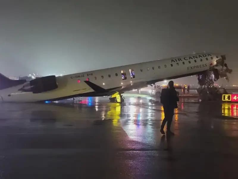 LaGuardia Havaalanı'nda Uçak ve İtfaiye Aracı Çarpıştı