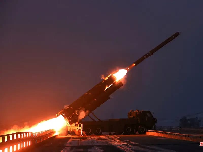 Kuzey Kore'den Tatbikat Sırasında 10'dan Fazla Füze Atışı