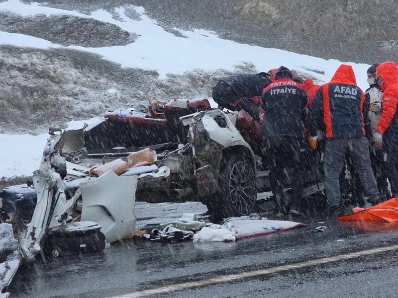 Bitlis'te Feci Trafik Kazası: Aileyi Yıkan Kayıplar