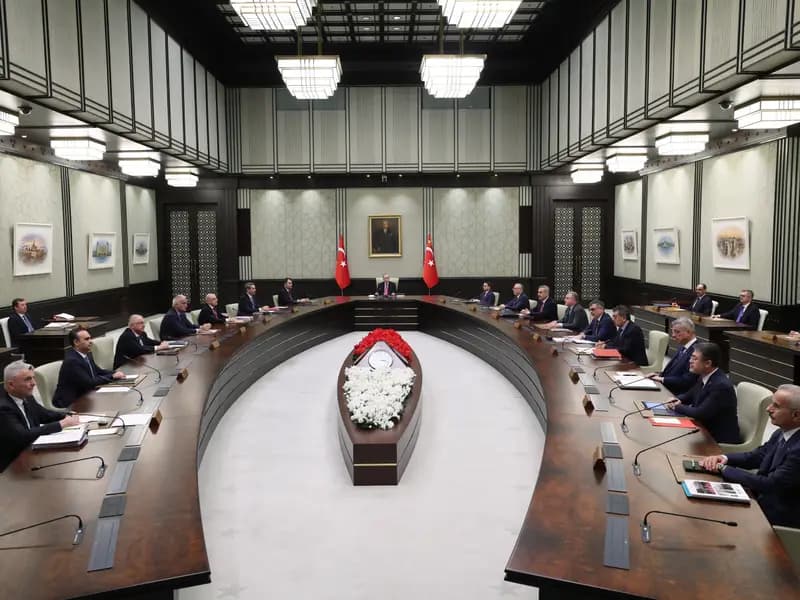 Cumhurbaşkanlığı Kabinesi, Savaş ve Diplomasi İçin Toplanıyor