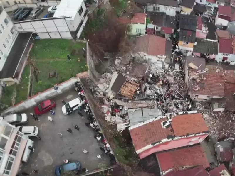 Fatih'te İki Bina Çöktü: Yaralılar İçin Kurtarma Çalışmaları