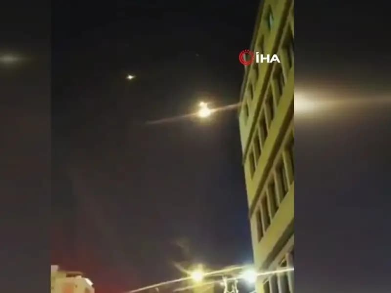 İran, İsrail'e Üç Farklı Dalga Füze Saldırısı Düzenledi
