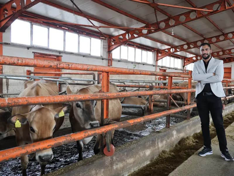 Üniversiteyi Terk Edip Çiftçilik Yapmaya Başlayan Genç