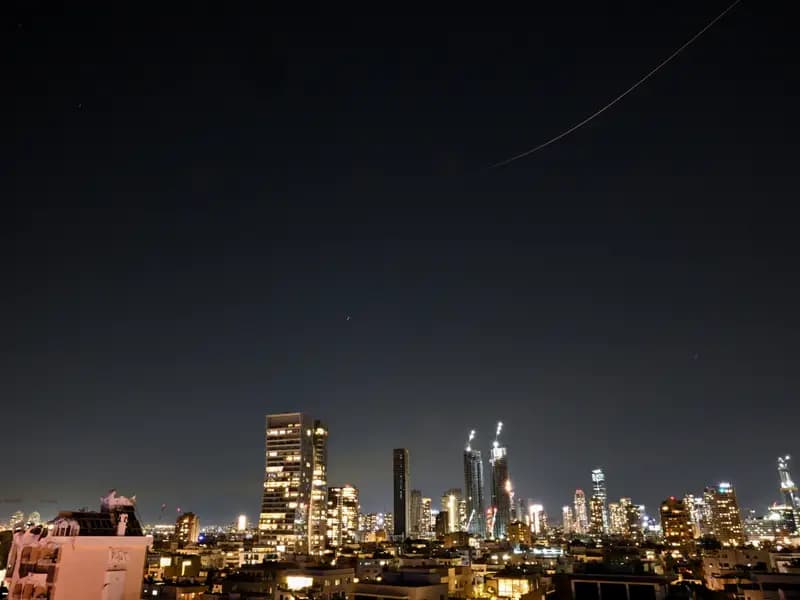 İran, Tel Aviv'e Füzeli Saldırıyı Canlı Yayınladı