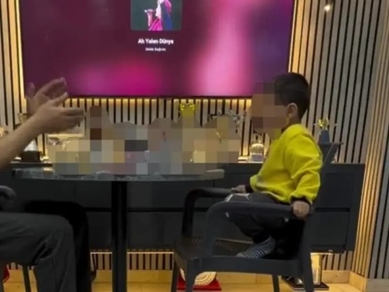 İzmir'de Alkol Masasında Oğlunu Paylaşan Baba Gözaltına Alındı