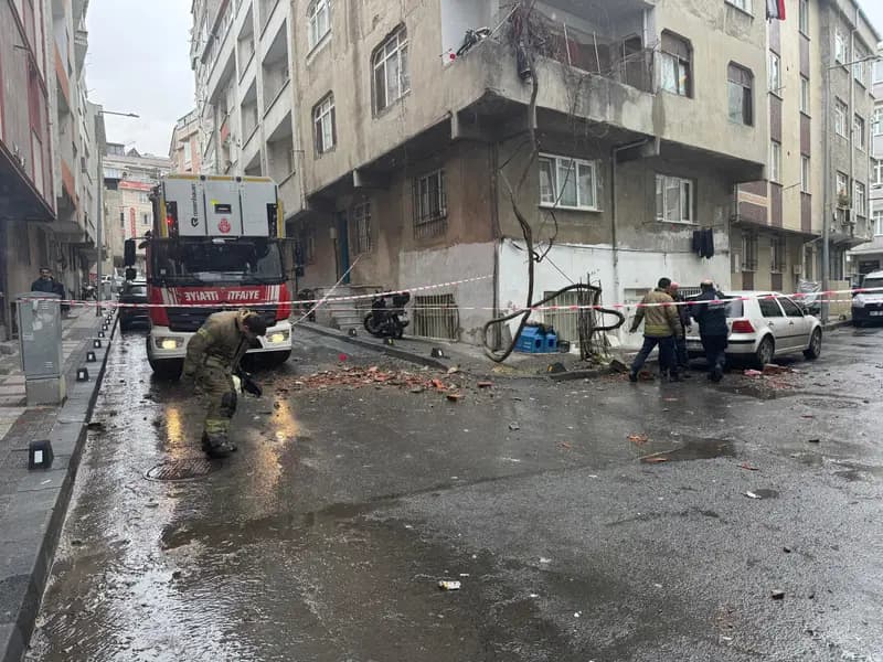 Bağcılar'da 4 Katlı Bina Çatısında Çökme, Ekipler Olay Yerinde