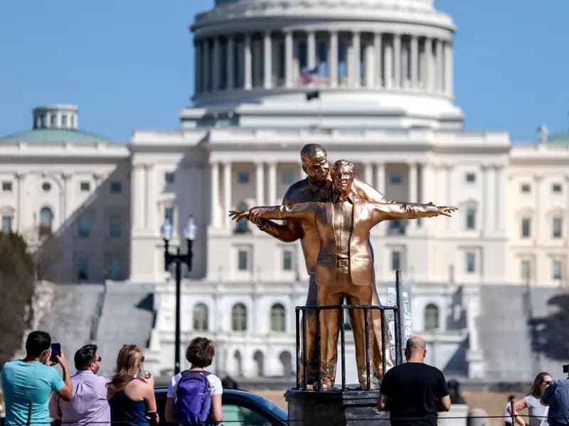Washington'da Trump ve Epstein Heykeli: Titanik'in Yeniden Yorumu